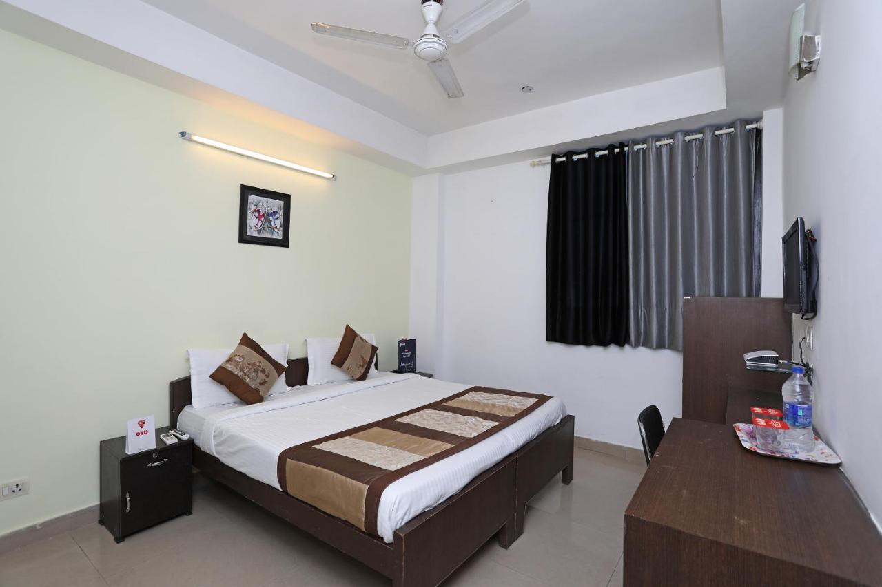 Oyo 11392 The Hotel Grand Hospitality Noida Exterior foto