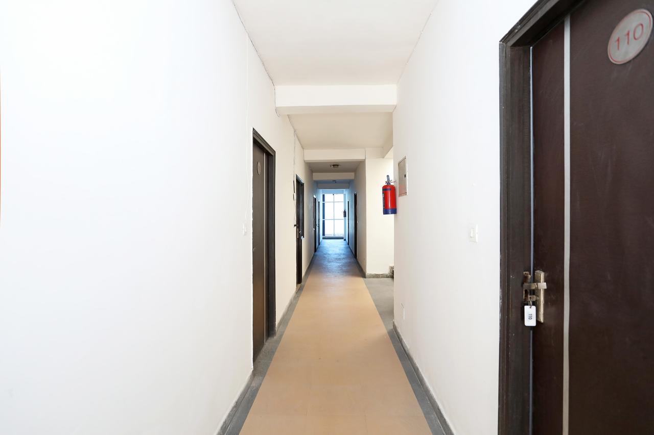 Oyo 11392 The Hotel Grand Hospitality Noida Exterior foto